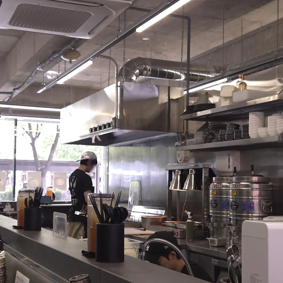 Tidy open kitchen at Hets Jeonpo Branch