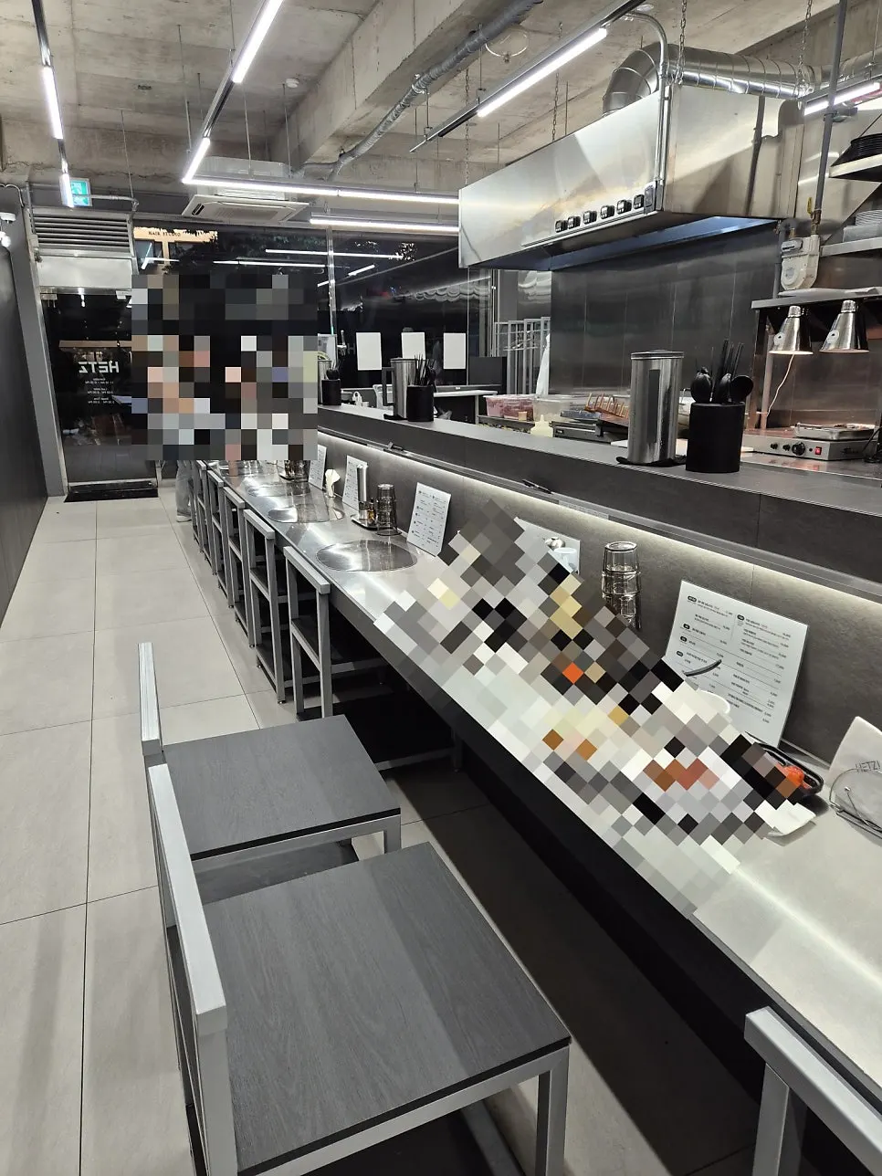 Bar-style seating inside Hets Jeonpo Branch during a lull