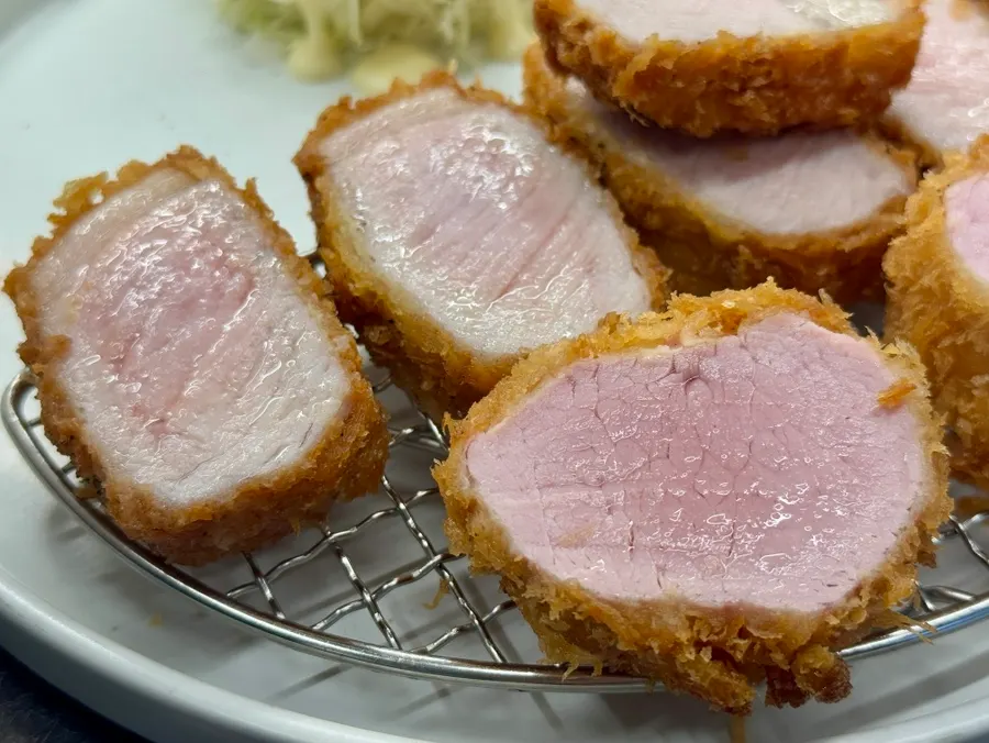 촉촉한 히레카츠가 담긴 모둠카츠