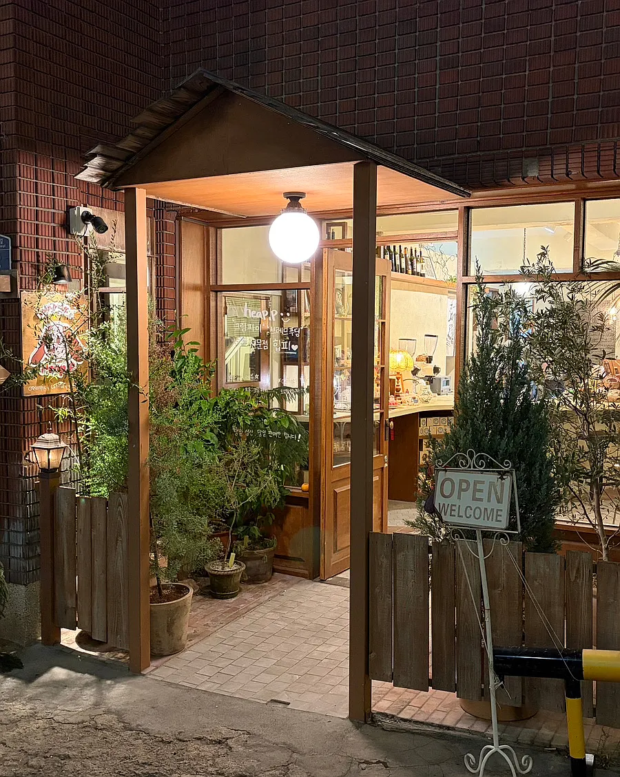 Visiting Hippy, a dessert café in Jeonpo-dong