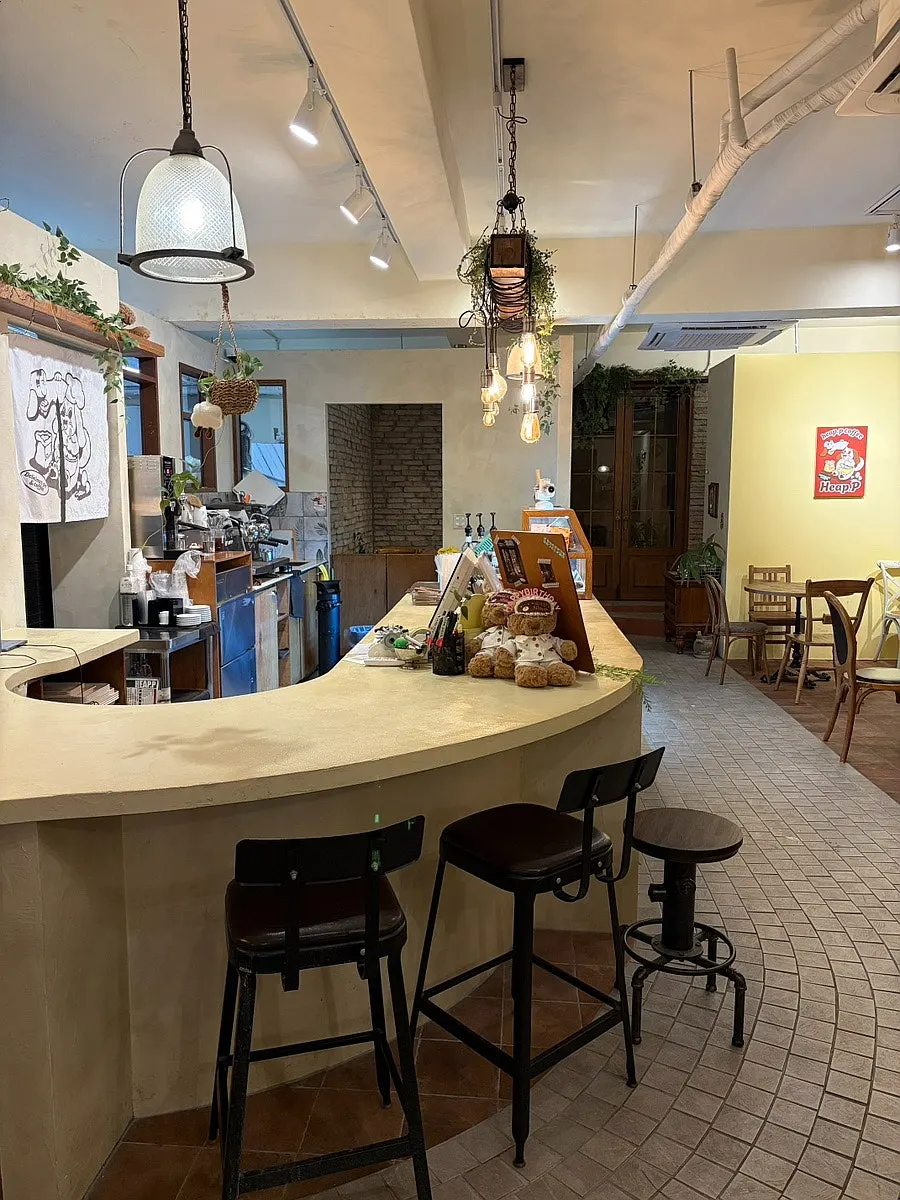 Hippy's interior seating and lighting