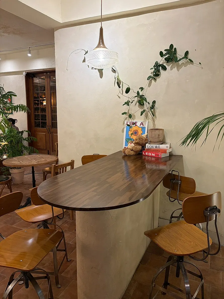 Hippy's interior atmosphere at night