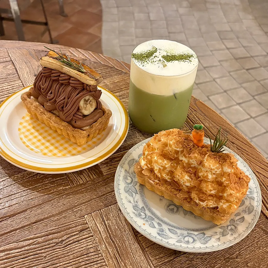 Two cream pies served on different plates