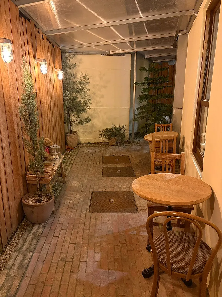Hippy's outdoor table area