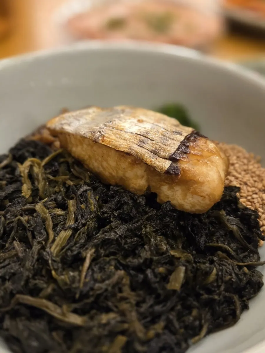 Cheongsong-style chicken bulgogi and deodeok mushroom grill
