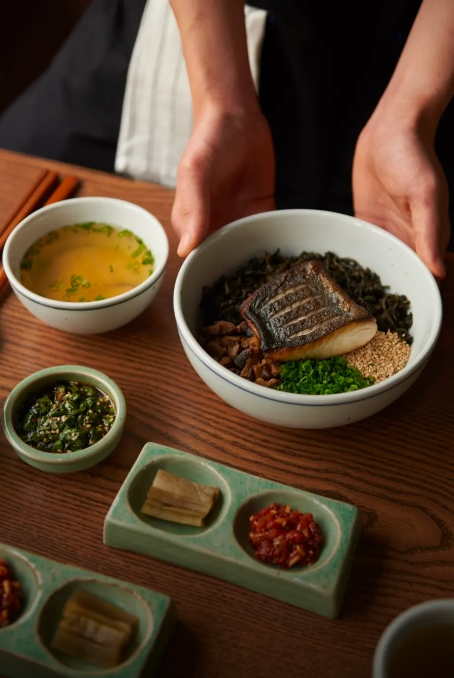 양념 소스와 섞은 청어알비빔면