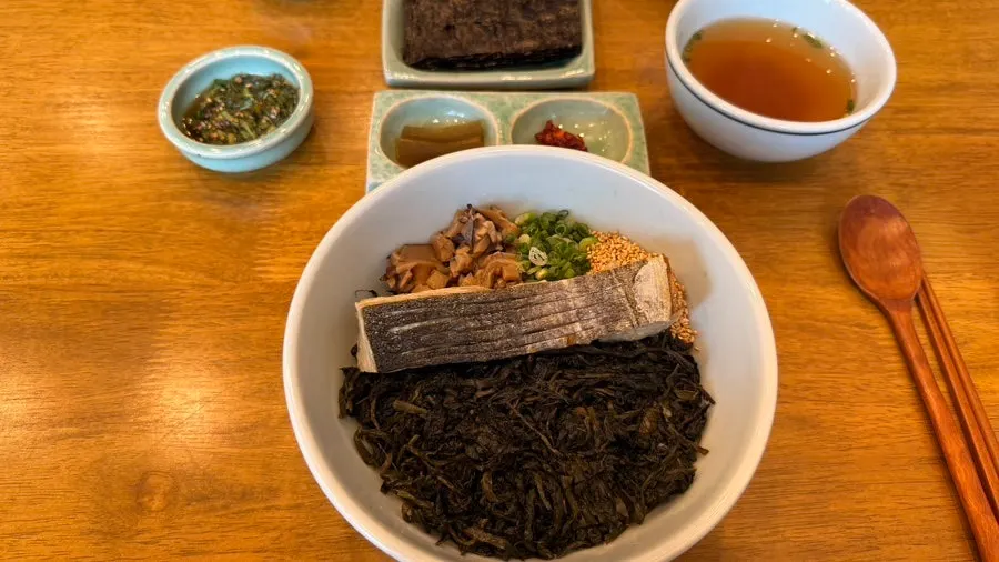 국내산 삼치가 올라간 삼치곤드레밥