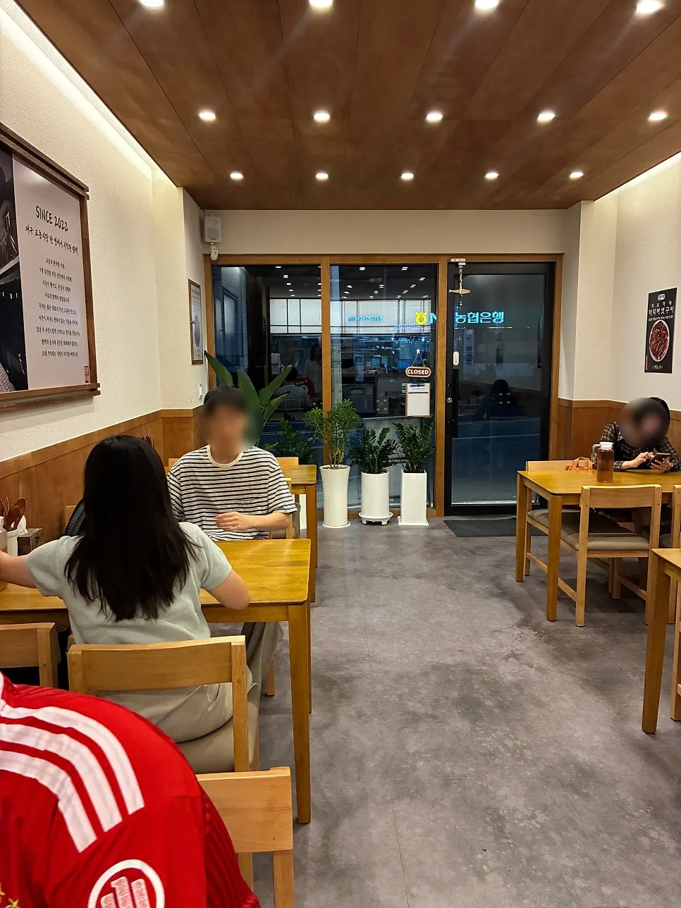 향택 전포점 식당 내부 좌석 전경