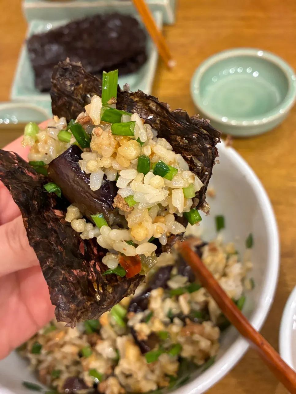김에 싸서 간장에 찍어 먹는 삼치곤드레밥