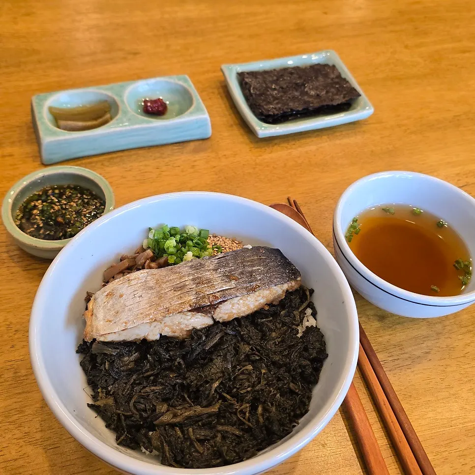 삼치곤드레밥과 기본 반찬 구성