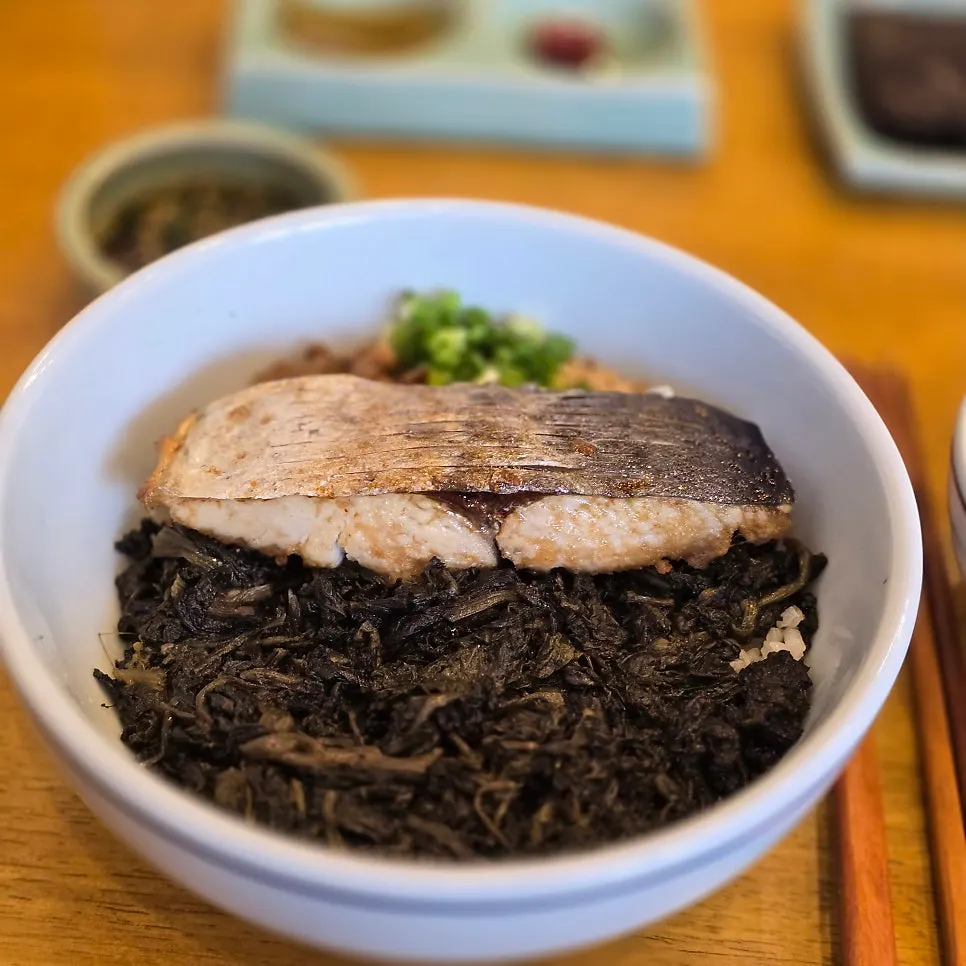 큰 삼치가 올려진 곤드레밥