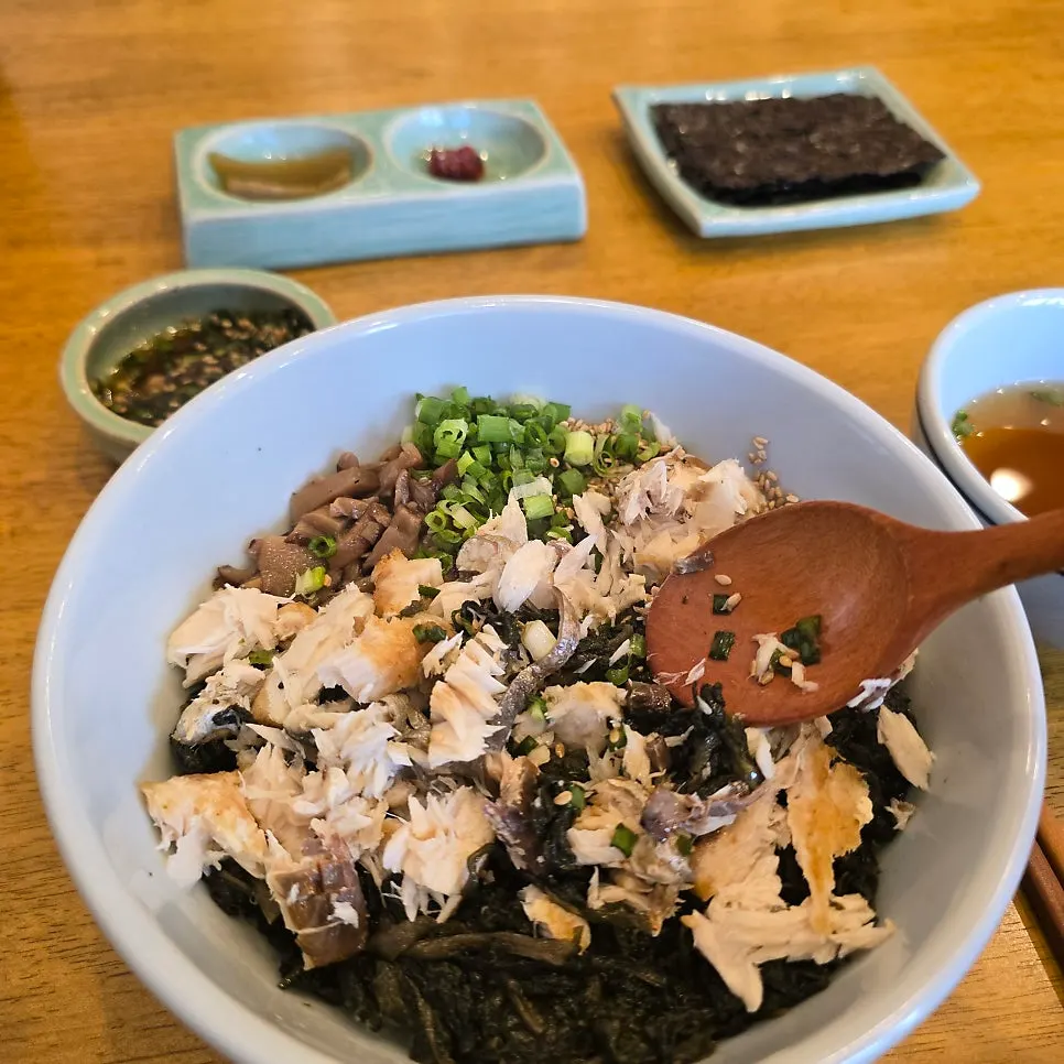 부드럽게 찢은 삼치 살