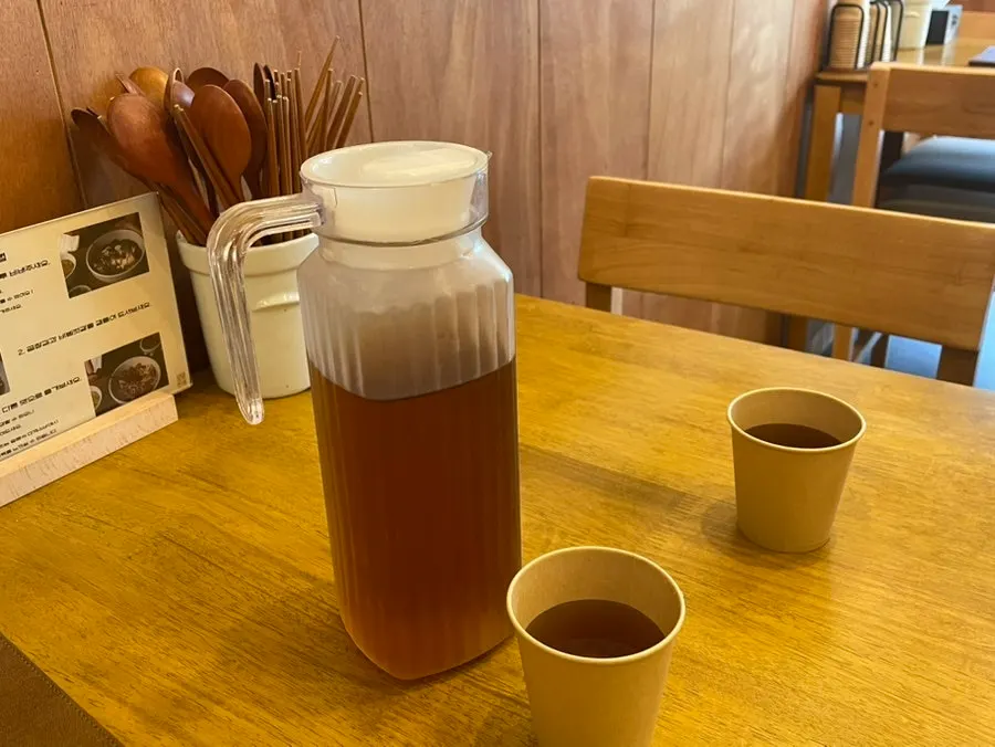 테이블에 놓인 물과 기본 세팅