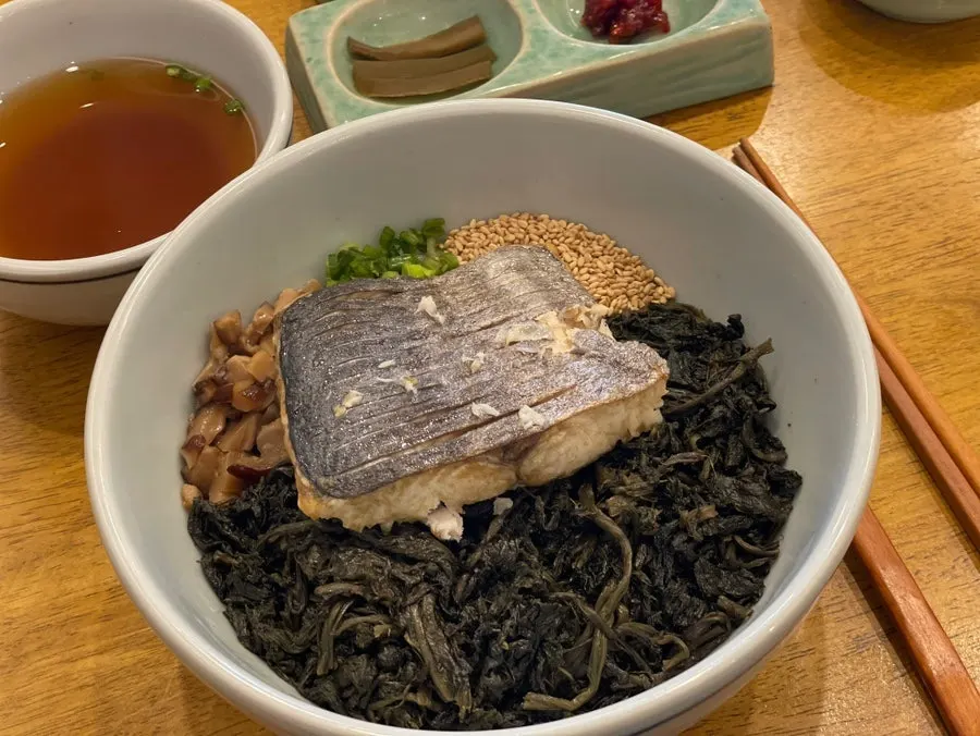 소스를 넣어 비빈 삼치곤드레밥