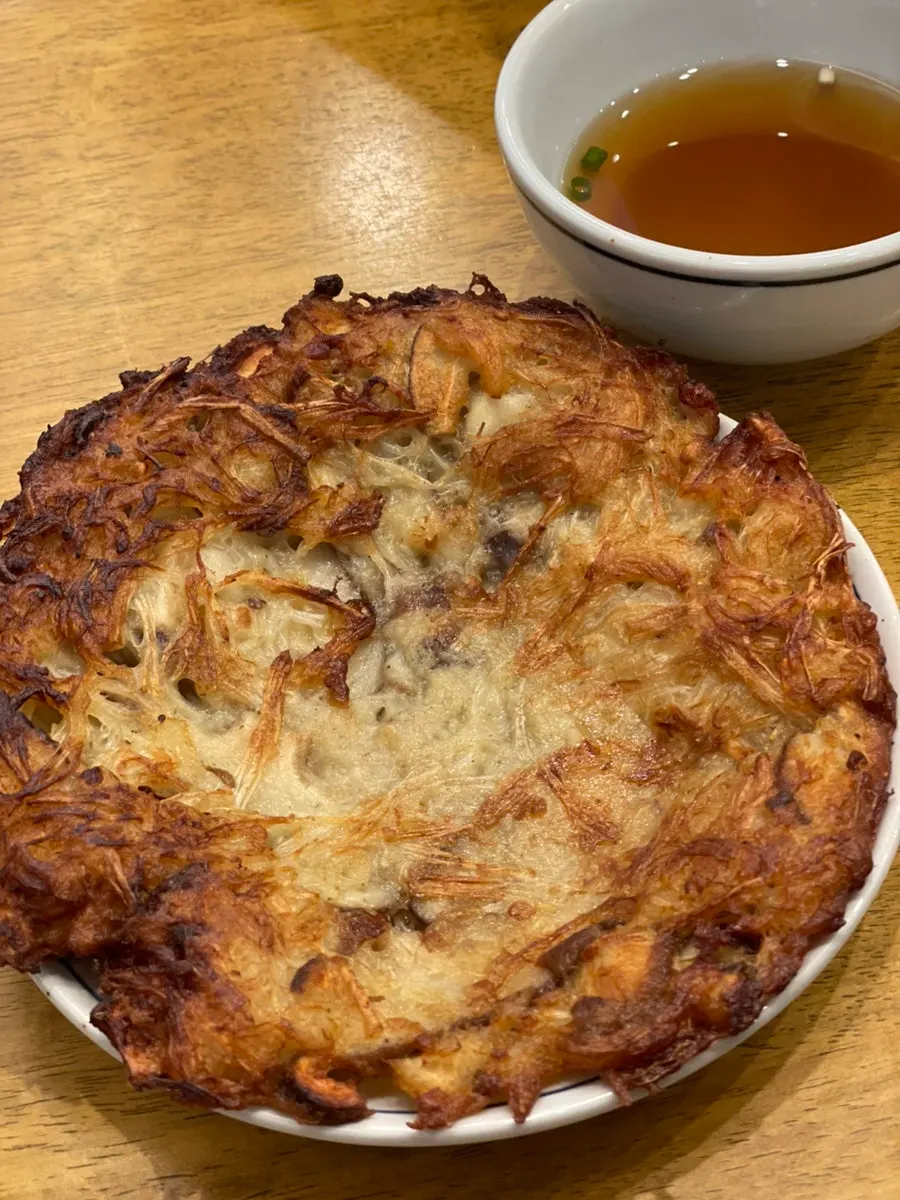 겉이 바삭한 한판버섯 한 조각