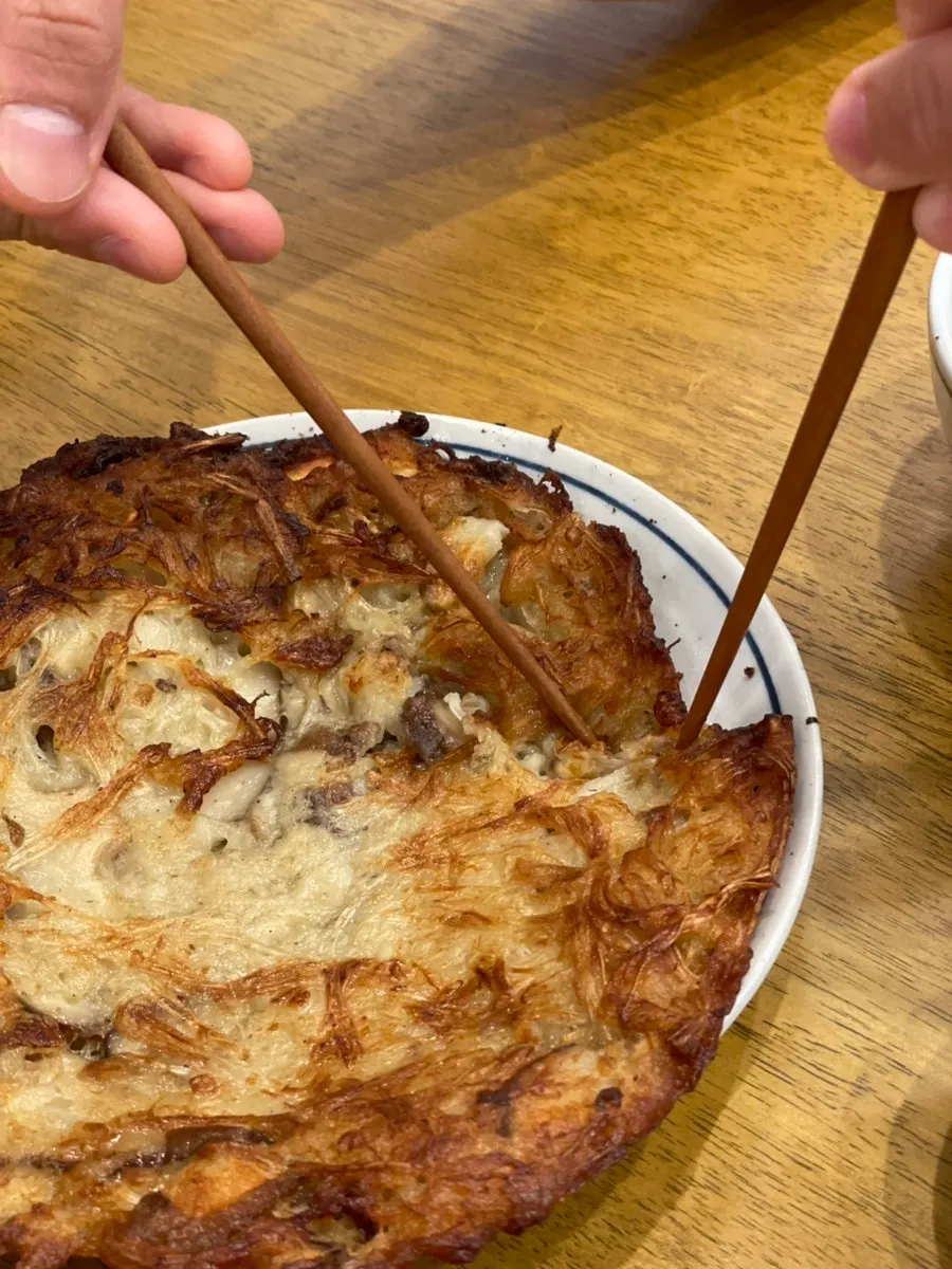한판버섯과 밥을 함께 먹는 모습
