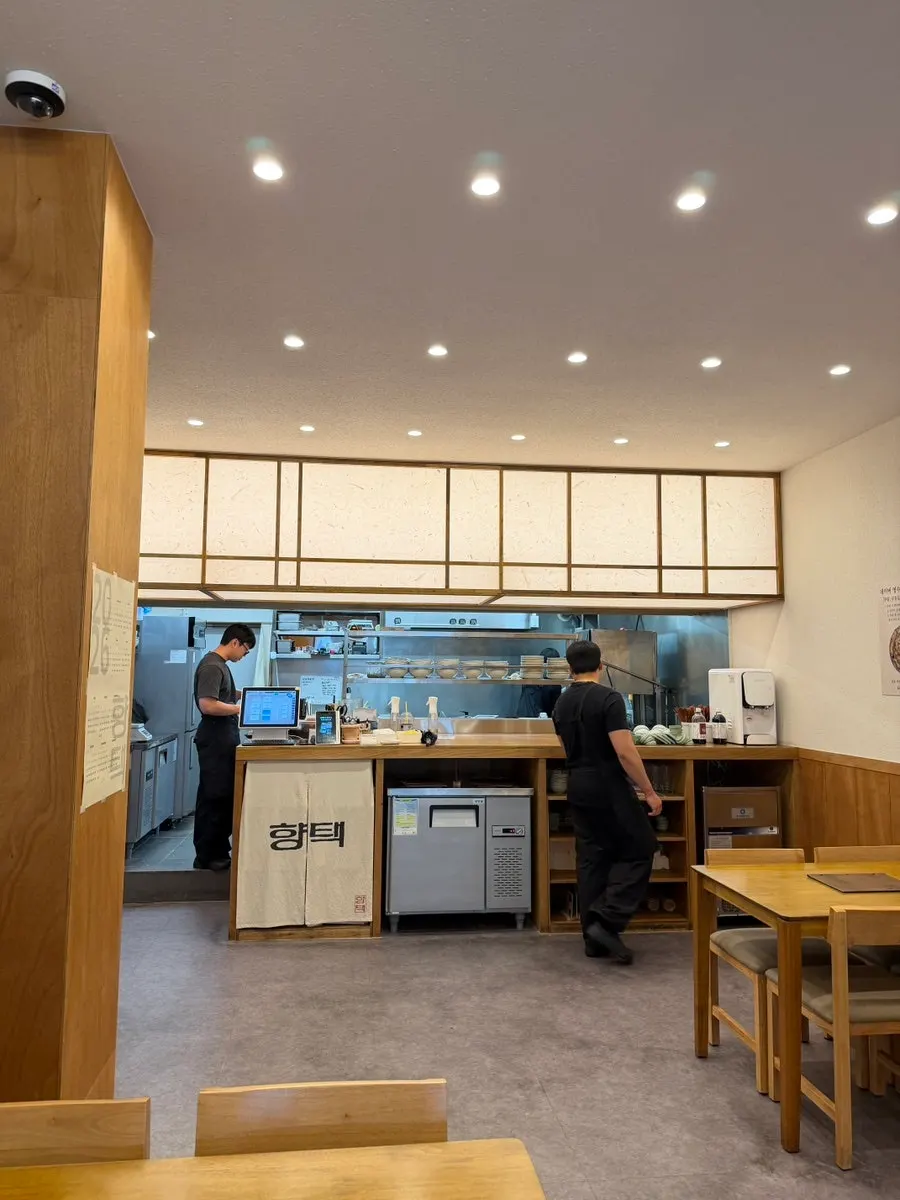 Tables arranged for 4 at Hyangtaek Jeonpo Branch