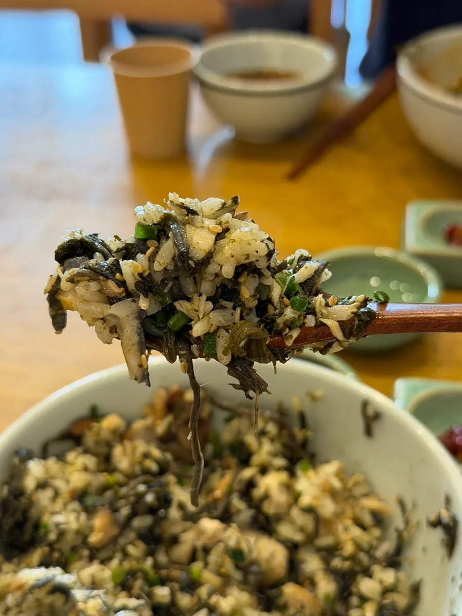 Mashed mackerel mixed into thistle rice with soy sauce
