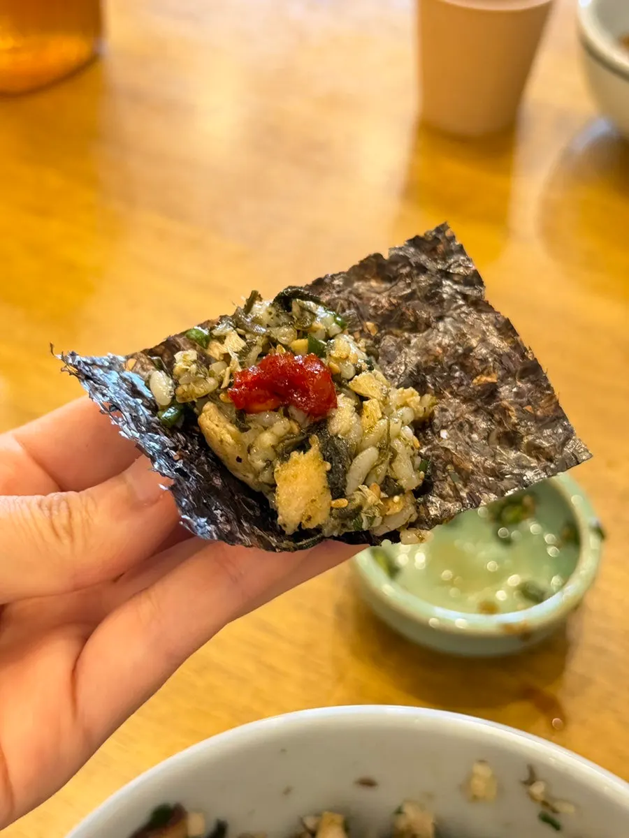 Mackerel thistle rice wrapped in gim with salted seafood