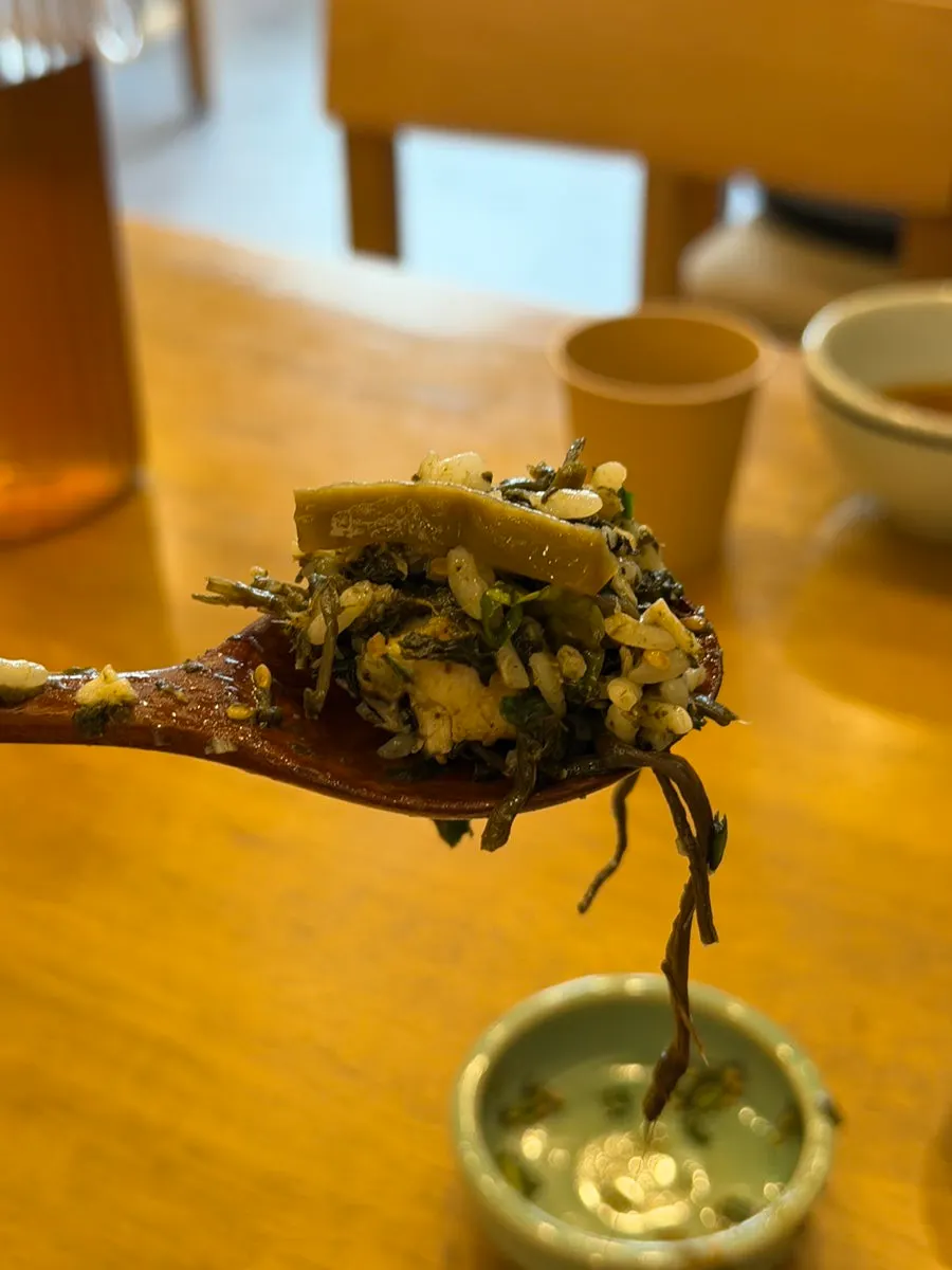 Mackerel thistle rice served with side dishes