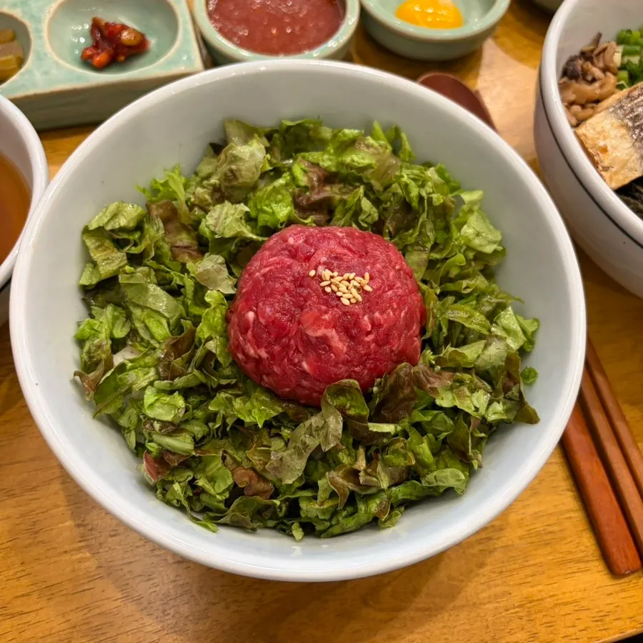 커다란 육회가 올라간 육회비빔밥