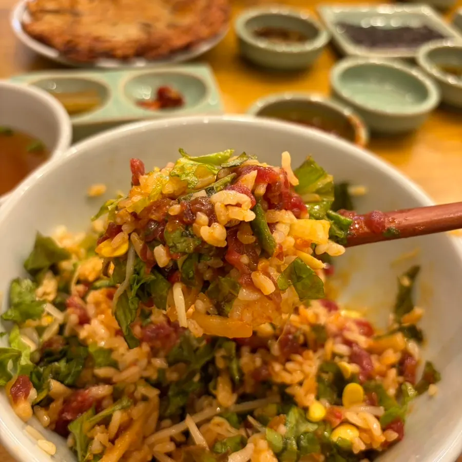 양념장에 비빈 육회비빔밥