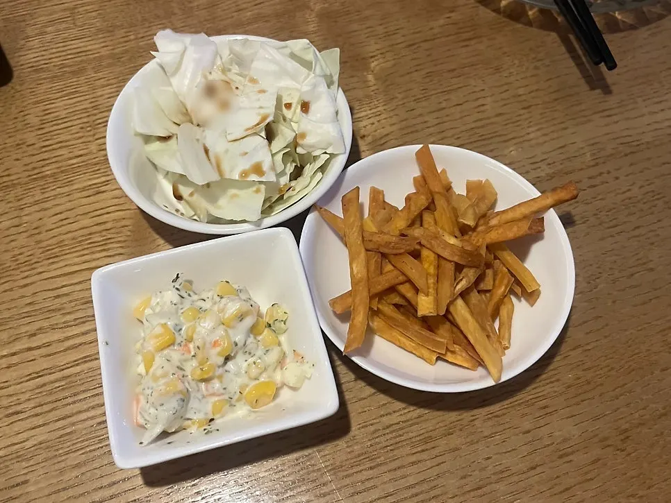 Side dishes at 12.24 Seomyeon Branch: cabbage, corn, and sweet potato chips