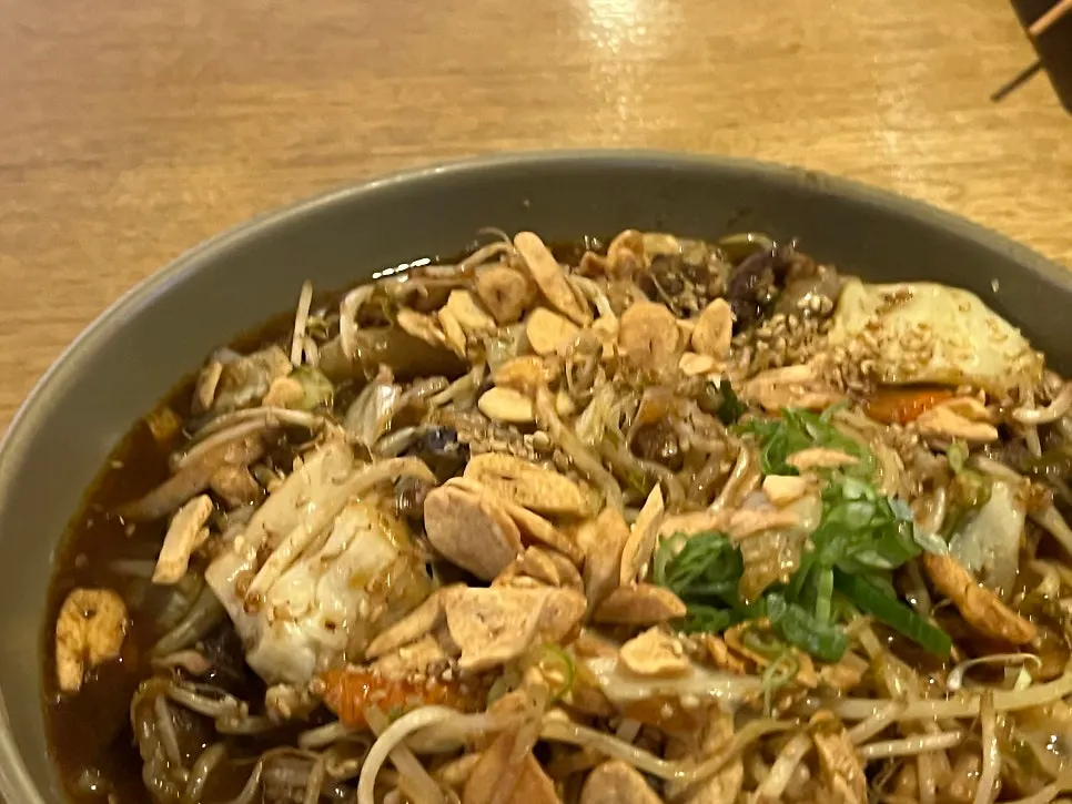 Bean sprouts and beef brisket topped with garlic flakes
