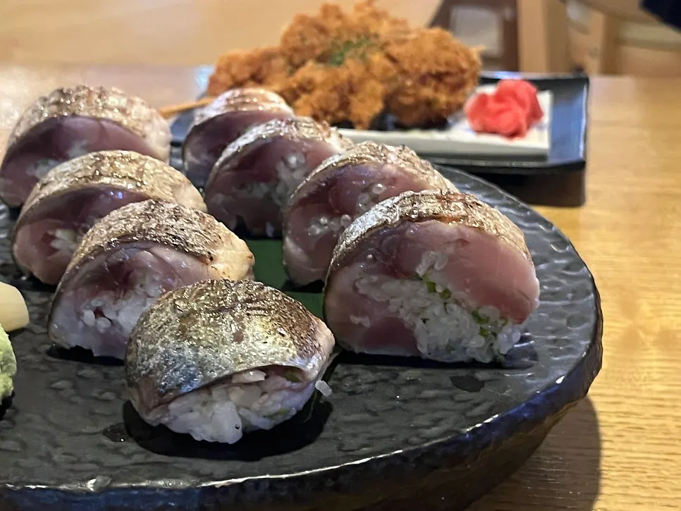 Cross-section showing the plump mackerel in the pressed sushi