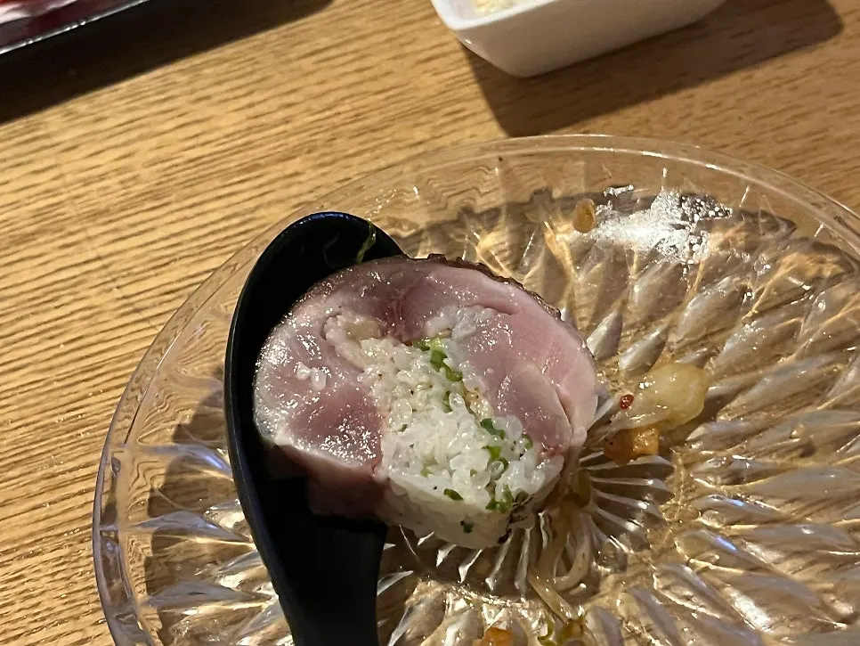 Close-up of pressed sushi showing the rice-to-mackerel ratio