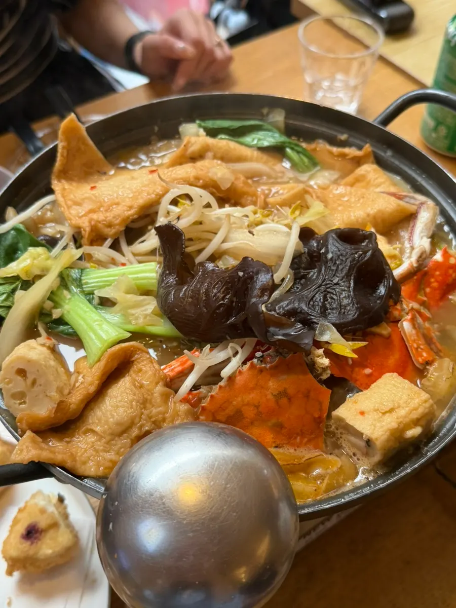 Odeng-tang filled with crab, fish cakes and vegetables