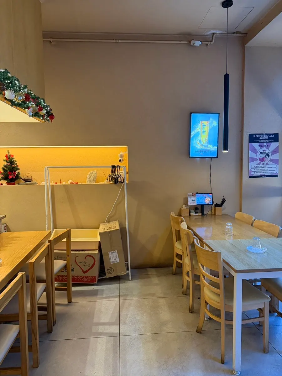 Tables and lighting inside the izakaya