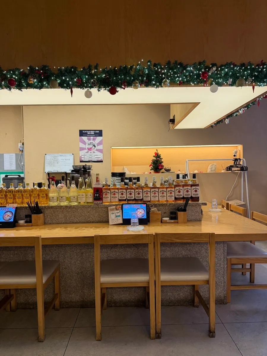 Counter seats good for solo drinking