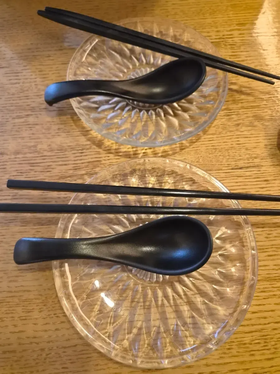 눈꽃 모양 투명 개인 접시가 놓인 테이블