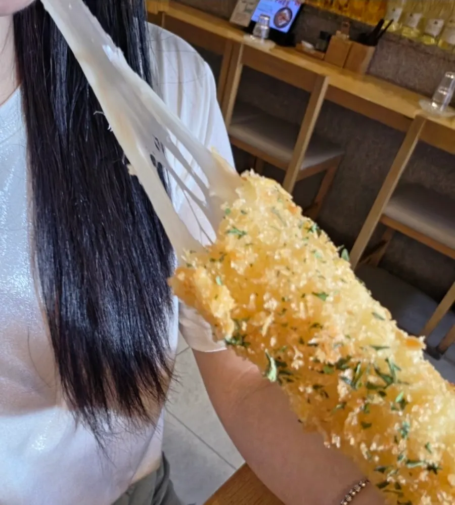 길게 늘어나는 치즈 쿠시카츠