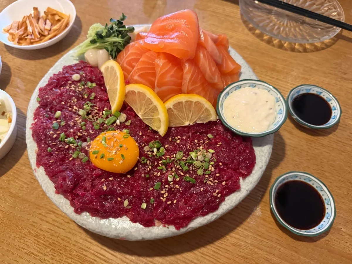 한 접시에 담긴 연어사시미와 육회 세트