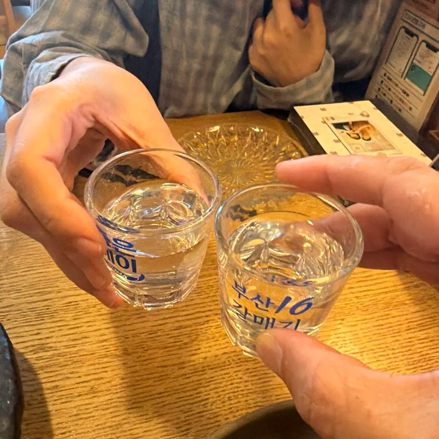 칠링된 청하 한 병과 술잔