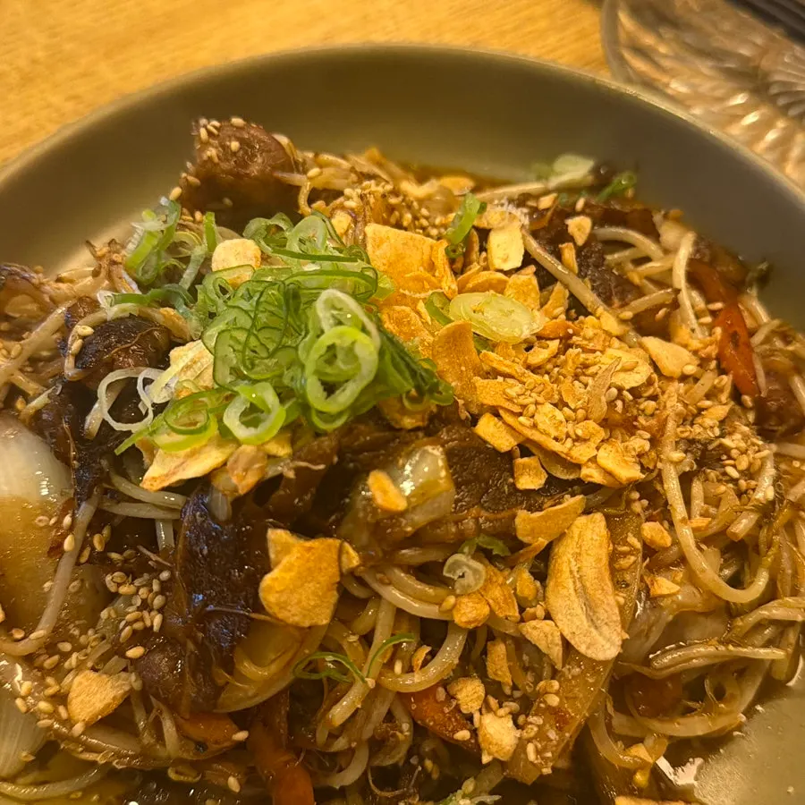 청하와 함께 놓인 안주 테이블