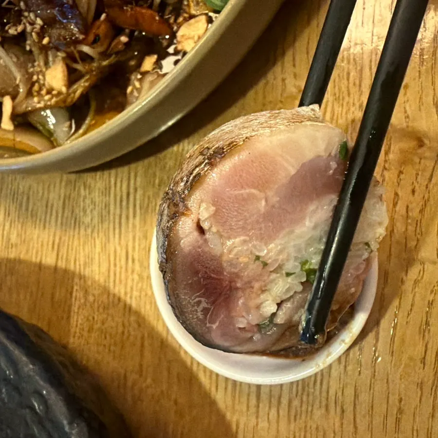 숙주에 우삼겹을 말아 집은 한 젓가락