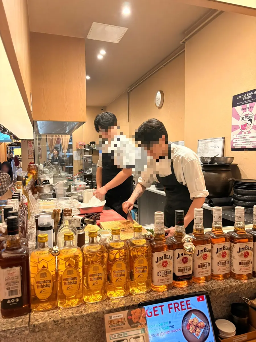 Bar table at 12.24 Seomyeon Branch with a view of the cooking
