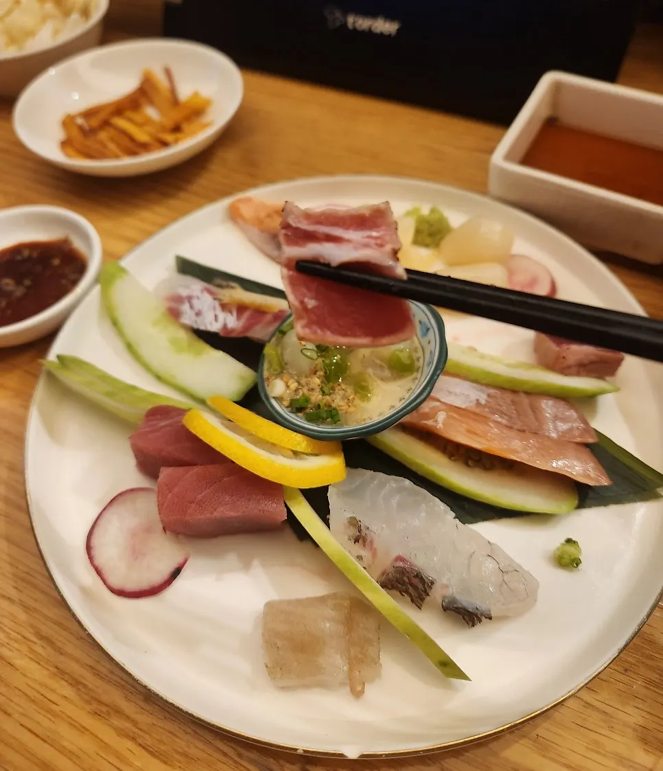 Sashimi with tako wasabi and accompanying vegetables
