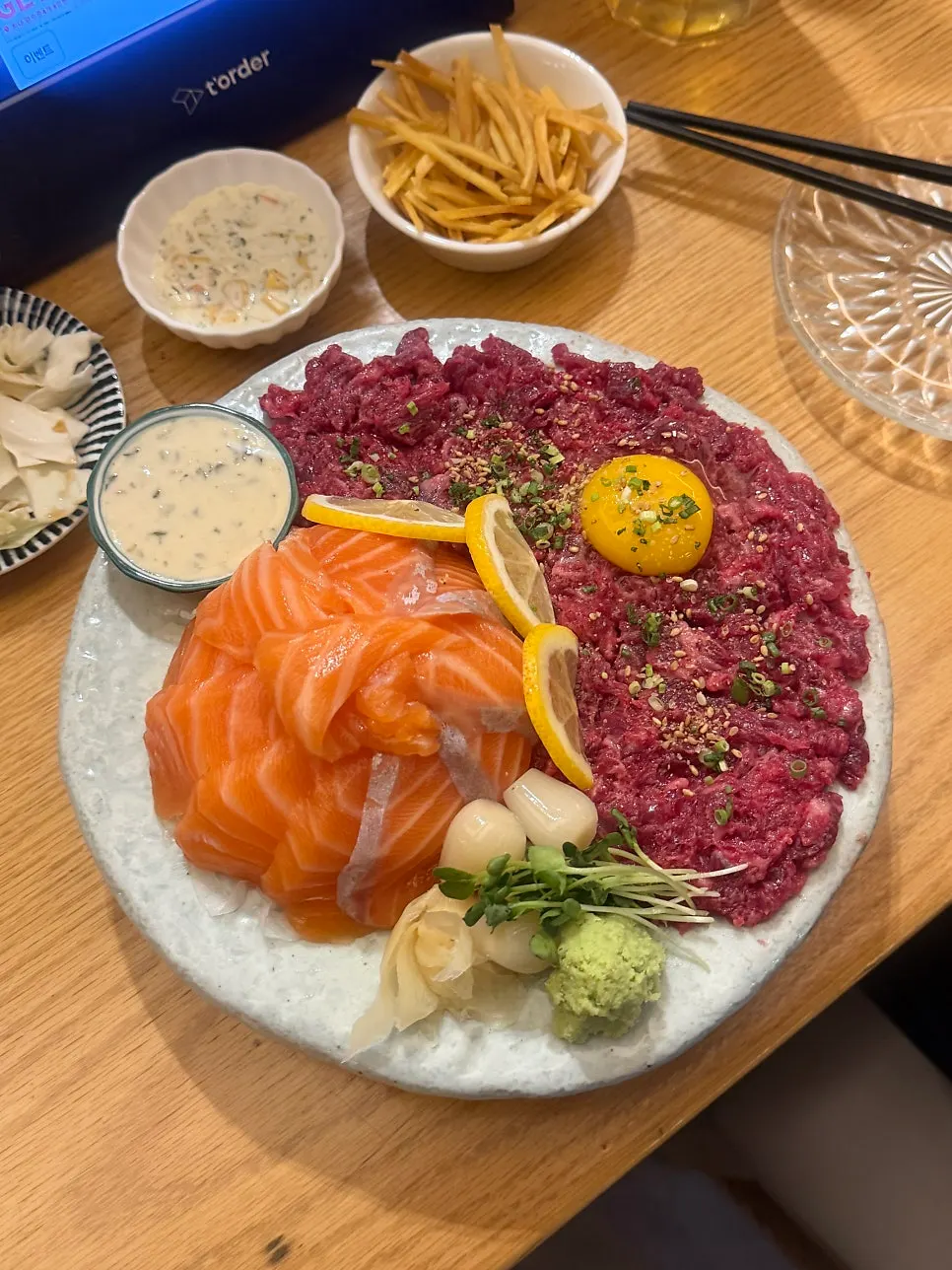 연어사시미와 한우육회 세트 플레이팅