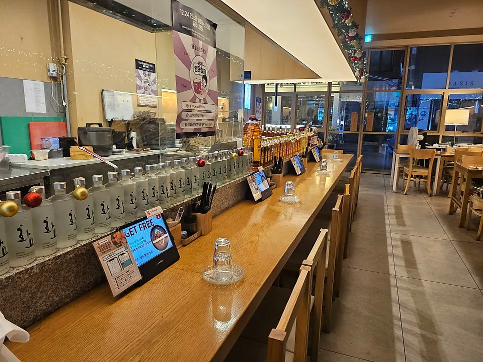 Bar counter seating and open kitchen at 12.24 Seomyeon Branch