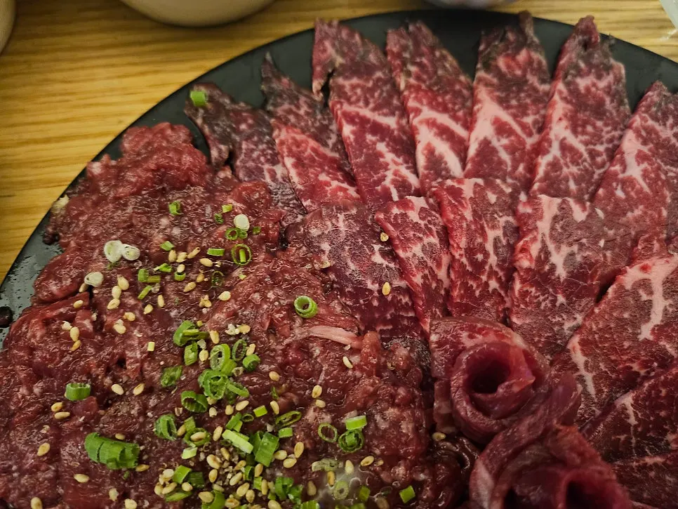 Pickled radish and ginger accompanying the beef sashimi set