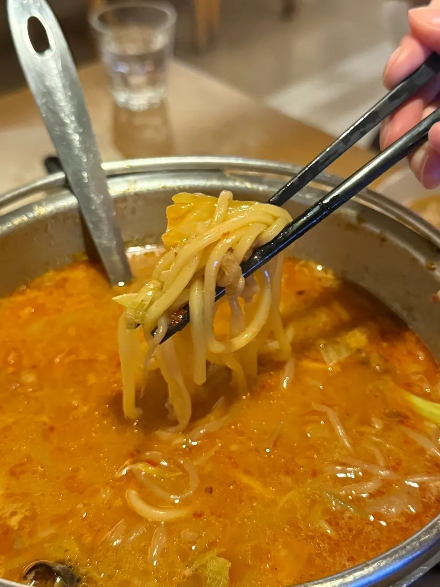 숙주와 우삼겹이 든 짬뽕에 면을 넣은 모습