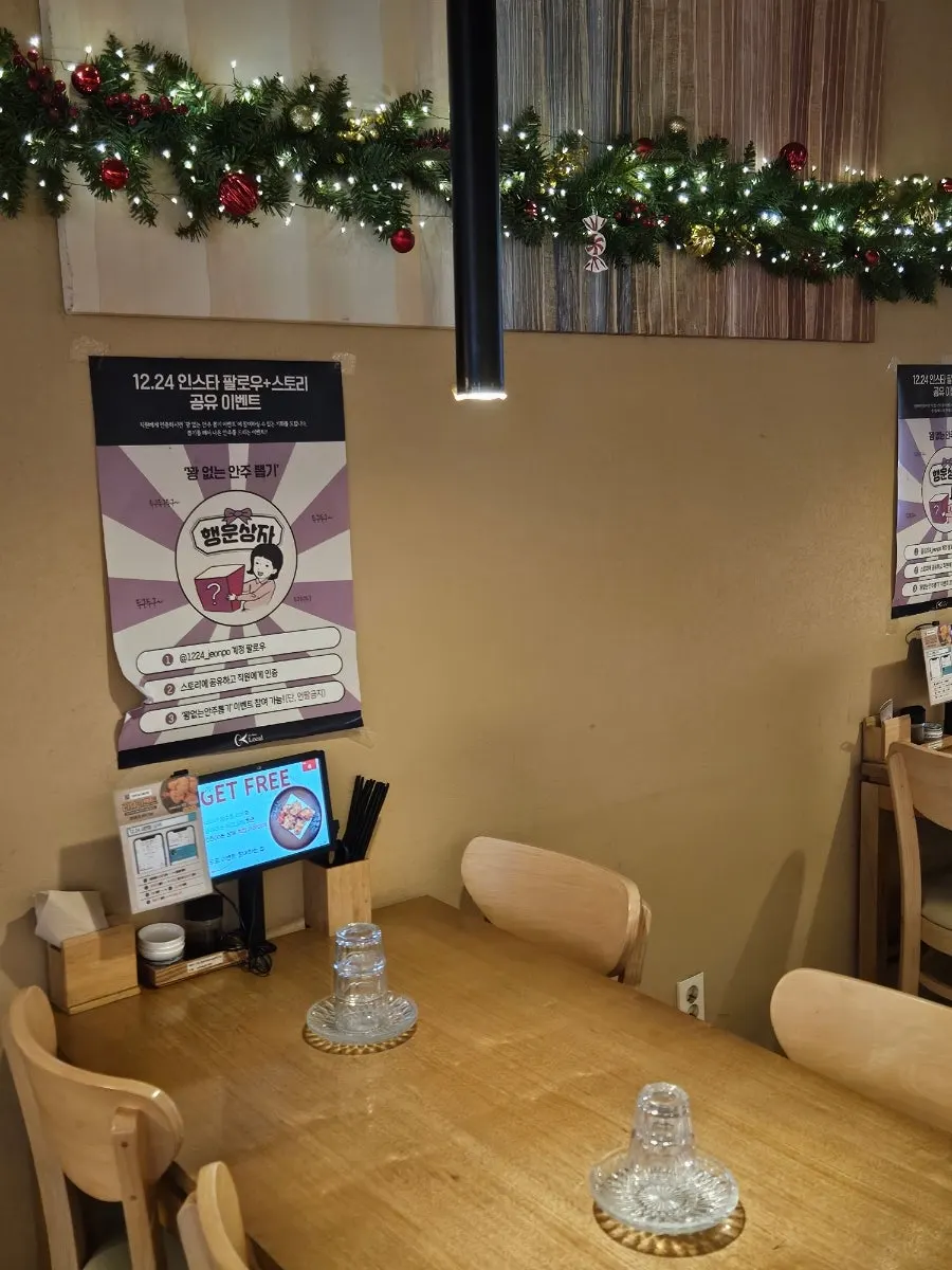 6-person table seating for group visits
