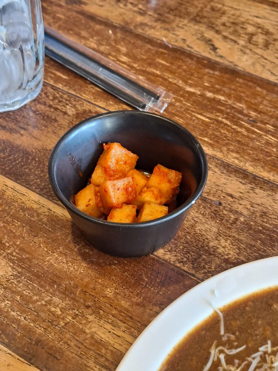 카레와 함께 제공되는 깍두기