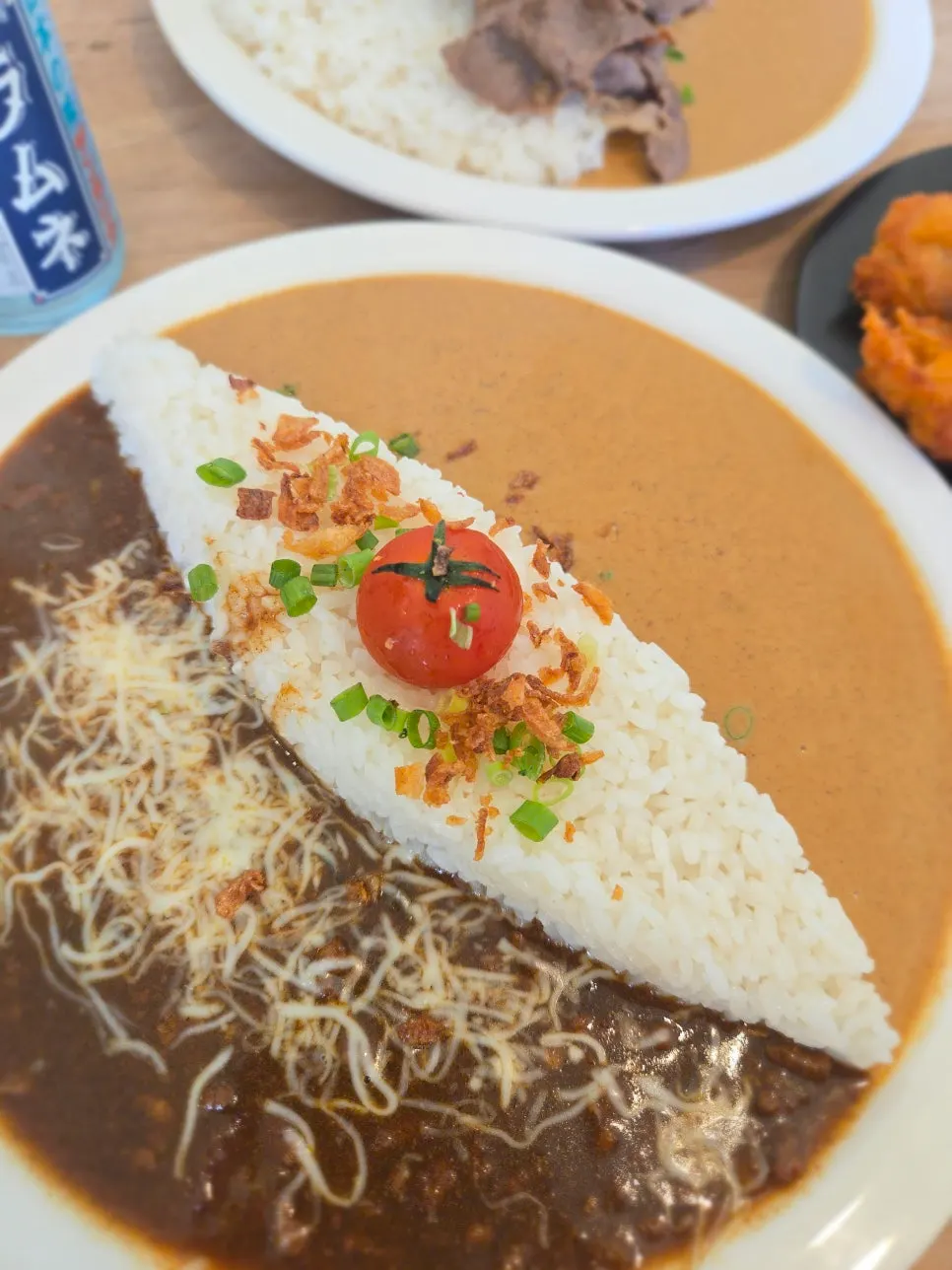 크림카레와 소고기카레를 한 접시에 담은 반반카레