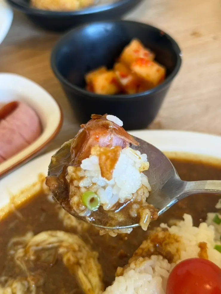 소시지를 곁들인 카레 한 입