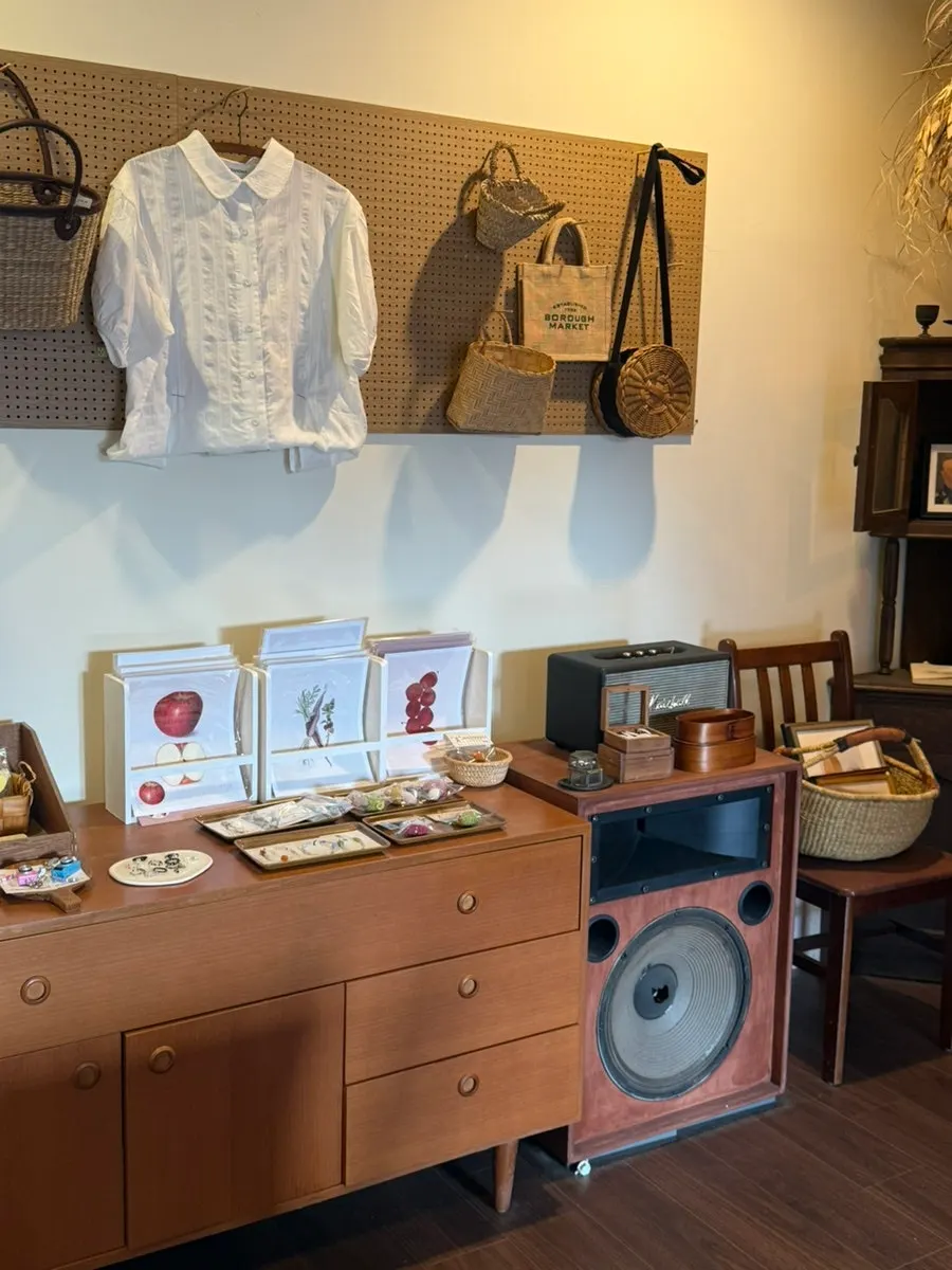 Warm-toned interior props displayed at Sarugak20